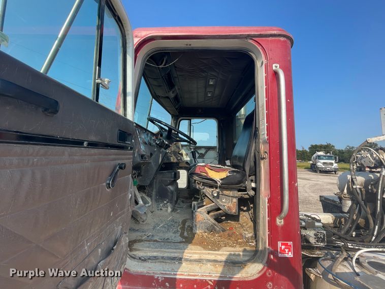 image for item JQ9674 1998 International 5000  ready mix truck