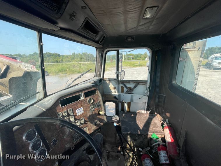 image for item JQ9674 1998 International 5000  ready mix truck