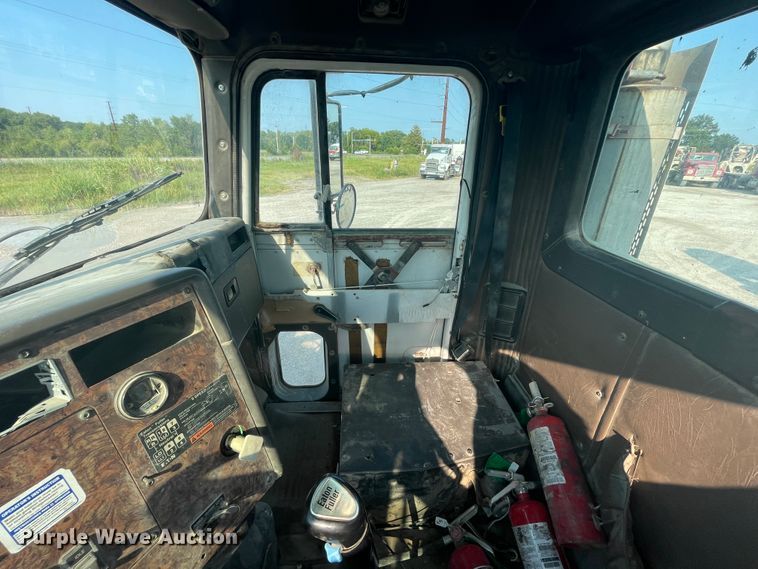 image for item JQ9674 1998 International 5000  ready mix truck