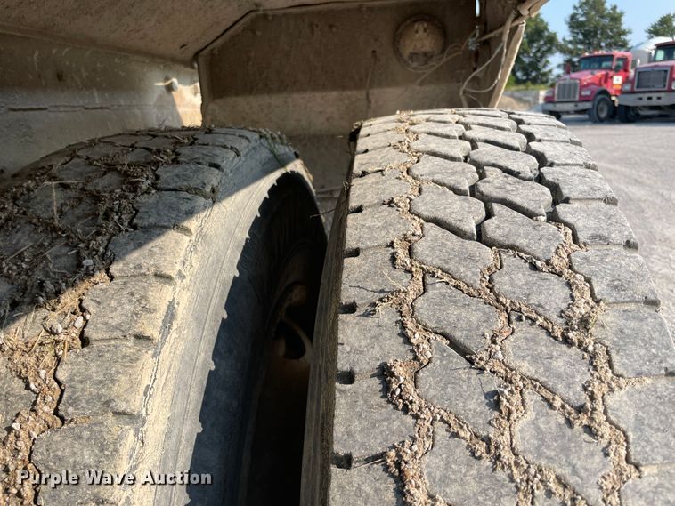 image for item JQ9674 1998 International 5000  ready mix truck