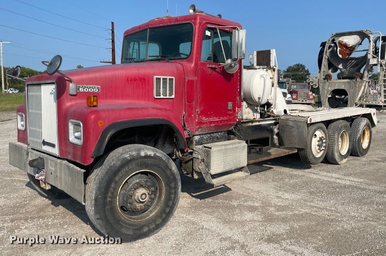 image for item JQ9675 1999 International 5000  ready mix truck