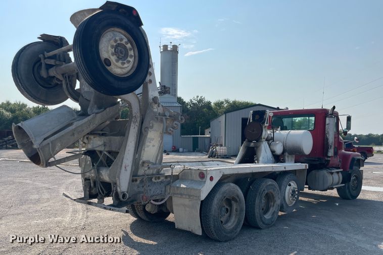 image for item JQ9675 1999 International 5000  ready mix truck