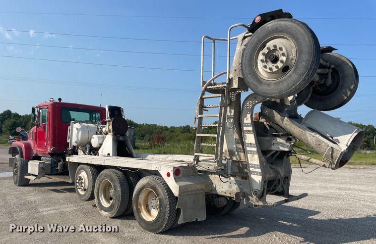 image for item JQ9675 1999 International 5000  ready mix truck
