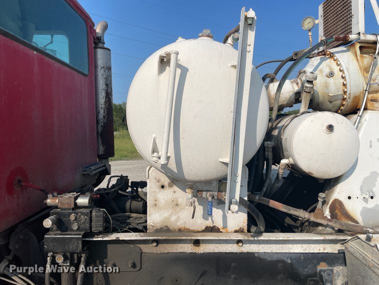 image for item JQ9675 1999 International 5000  ready mix truck