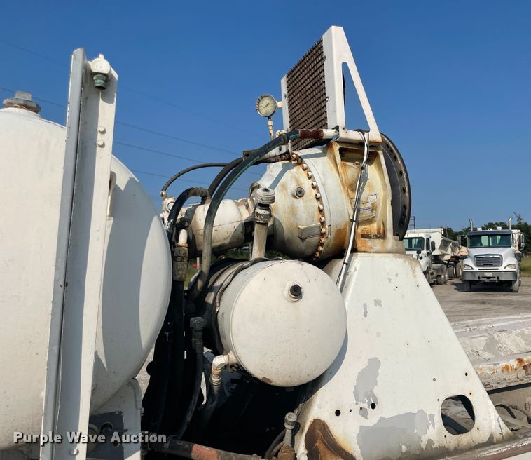 image for item JQ9675 1999 International 5000  ready mix truck