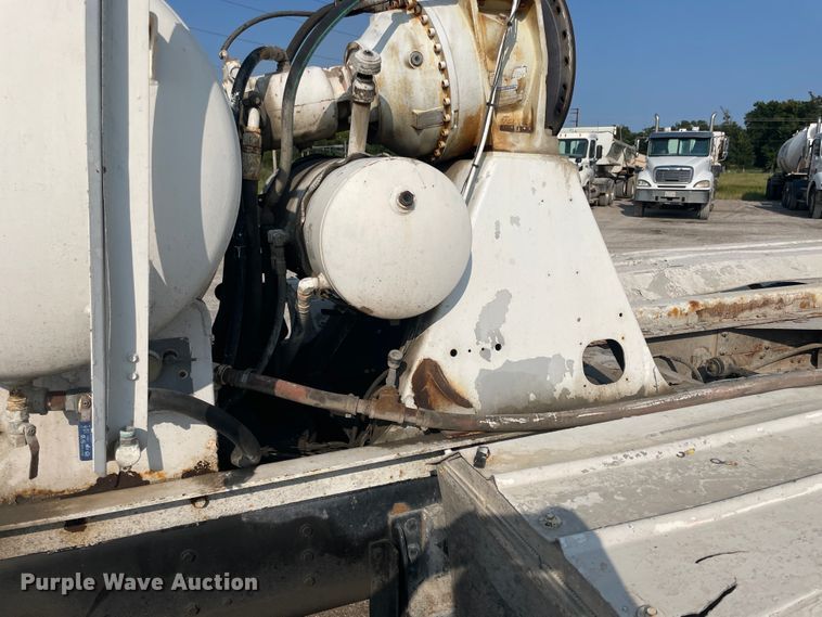 image for item JQ9675 1999 International 5000  ready mix truck