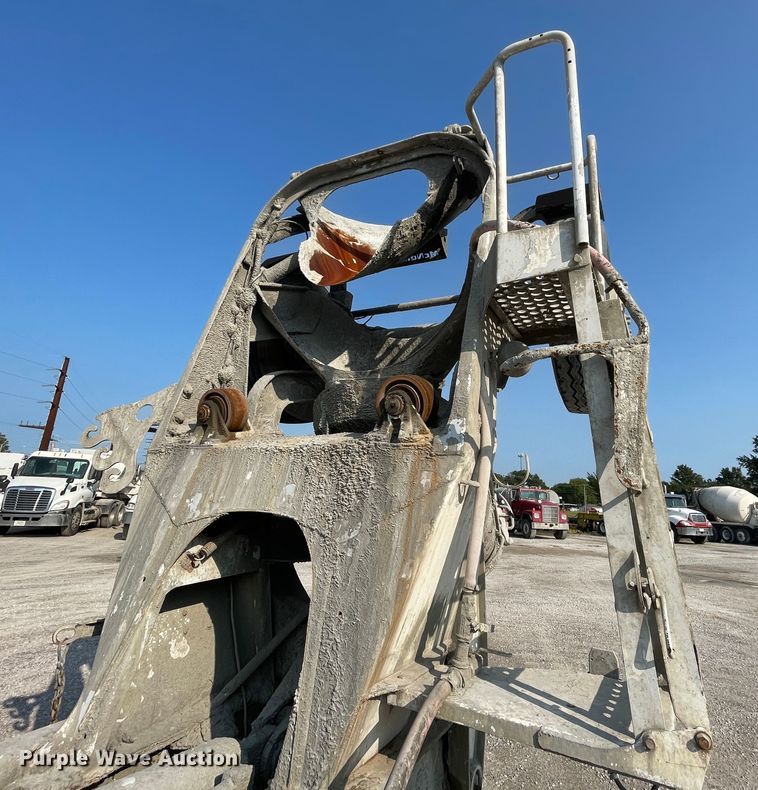 image for item JQ9675 1999 International 5000  ready mix truck