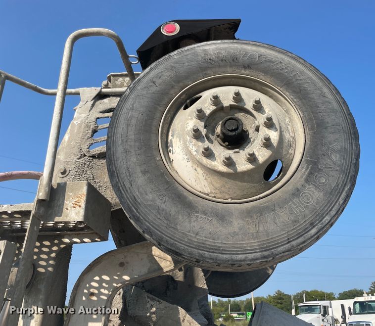 image for item JQ9675 1999 International 5000  ready mix truck