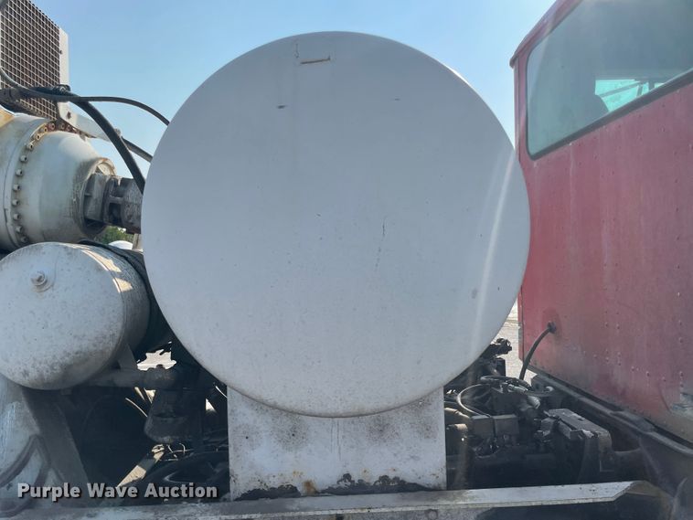 image for item JQ9675 1999 International 5000  ready mix truck