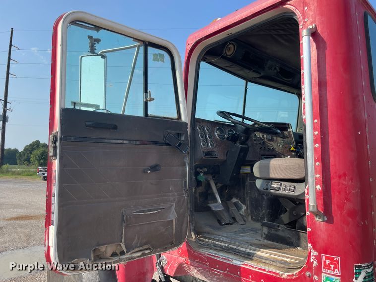 image for item JQ9675 1999 International 5000  ready mix truck