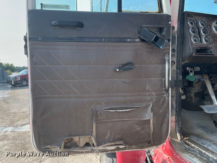 image for item JQ9675 1999 International 5000  ready mix truck