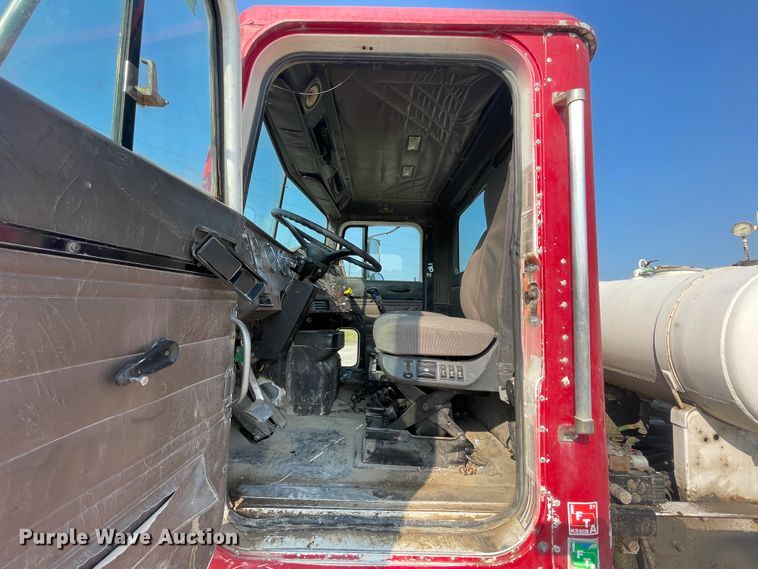 image for item JQ9675 1999 International 5000  ready mix truck