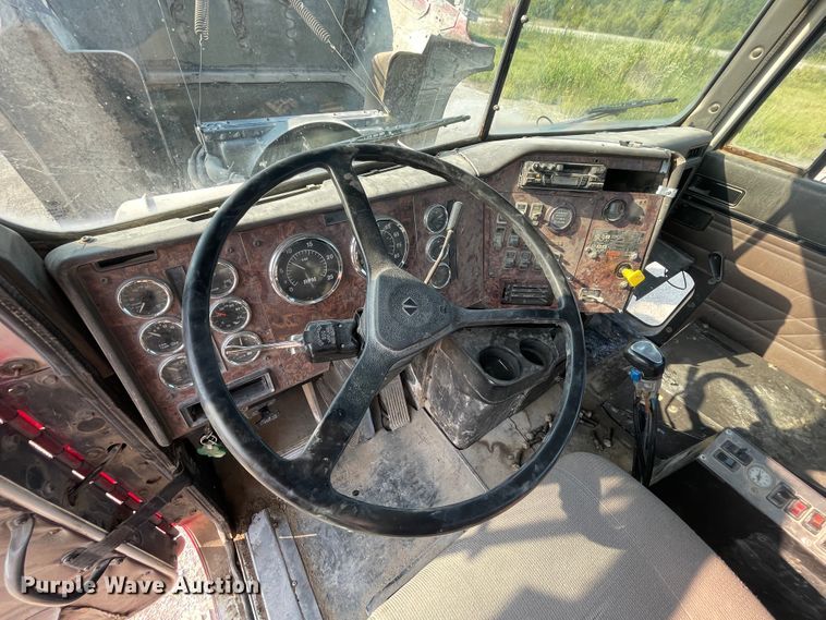 image for item JQ9675 1999 International 5000  ready mix truck