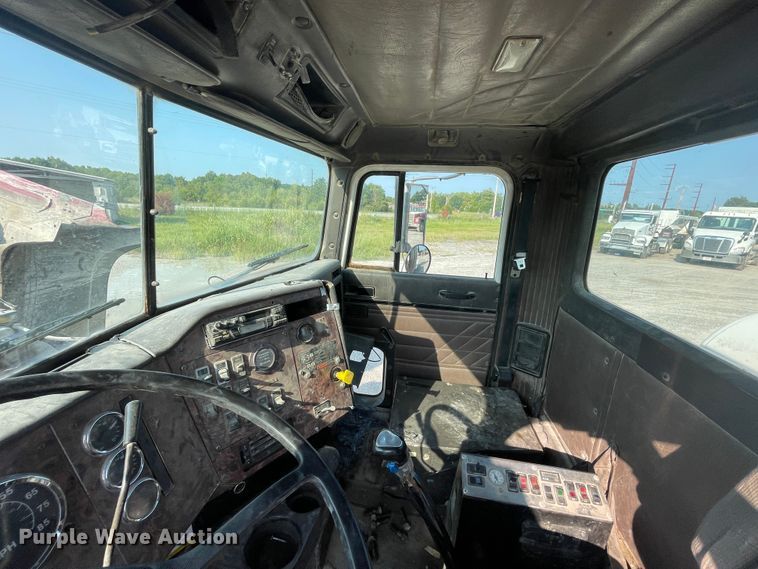 image for item JQ9675 1999 International 5000  ready mix truck