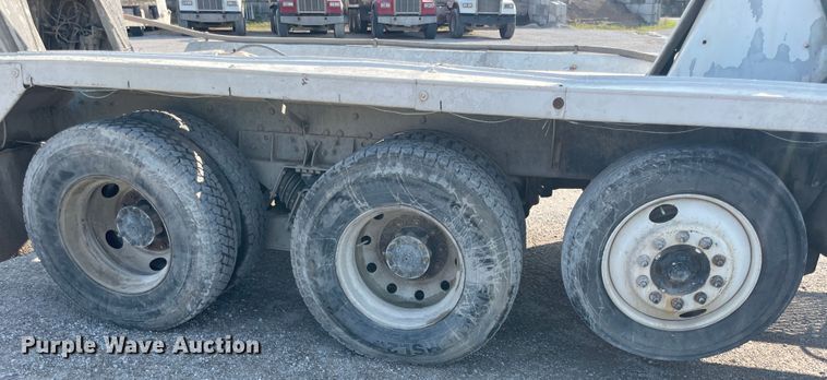 image for item JQ9675 1999 International 5000  ready mix truck