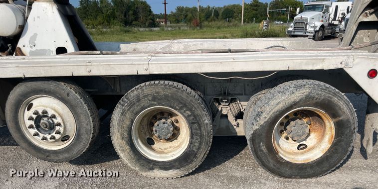 image for item JQ9675 1999 International 5000  ready mix truck