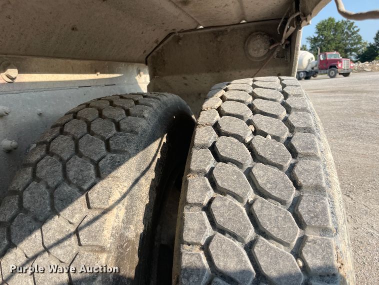 image for item JQ9675 1999 International 5000  ready mix truck