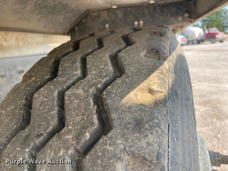 image for item JQ9675 1999 International 5000  ready mix truck