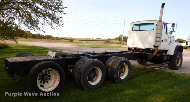 image for item KA9367 1997 Ford LT8000  truck cab and chassis