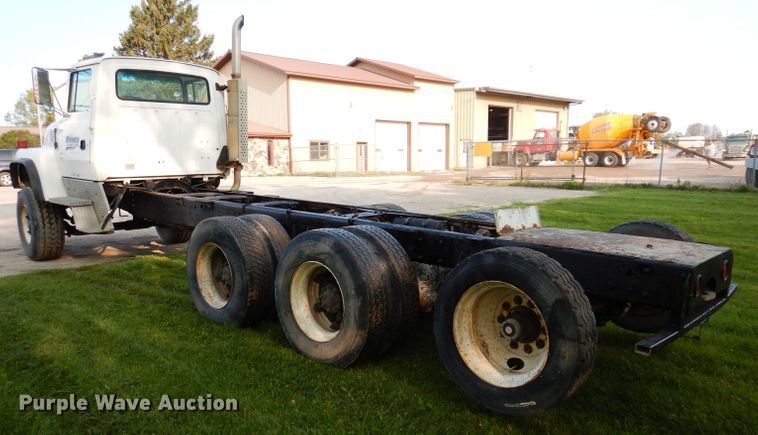 image for item KA9367 1997 Ford LT8000  truck cab and chassis