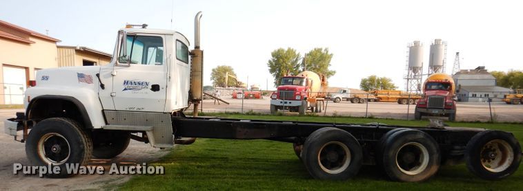 image for item KA9367 1997 Ford LT8000  truck cab and chassis