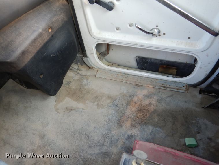 image for item KA9367 1997 Ford LT8000  truck cab and chassis