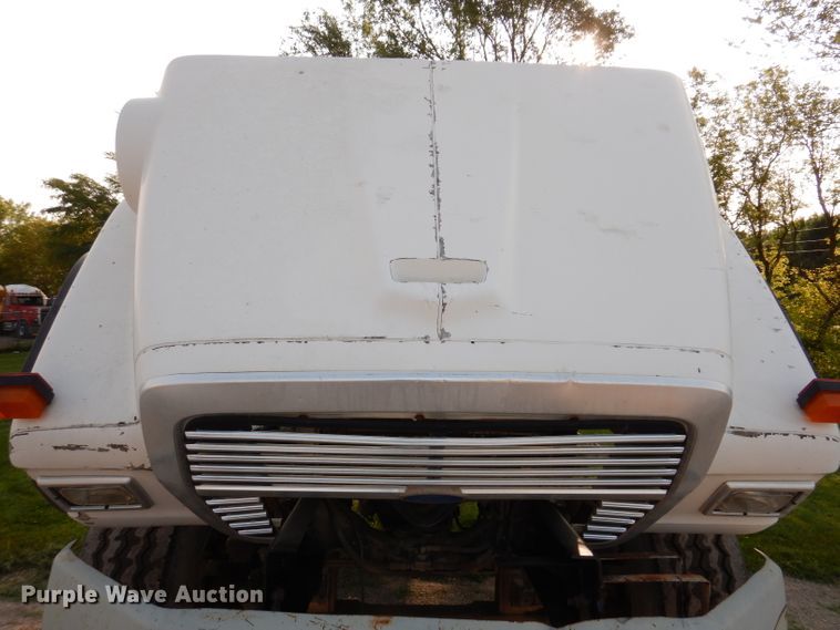 image for item KA9367 1997 Ford LT8000  truck cab and chassis