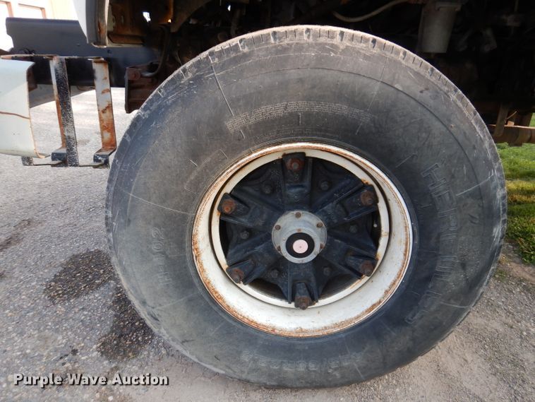 image for item KA9367 1997 Ford LT8000  truck cab and chassis