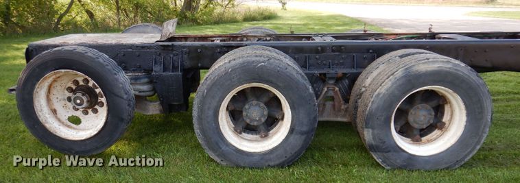 image for item KA9367 1997 Ford LT8000  truck cab and chassis