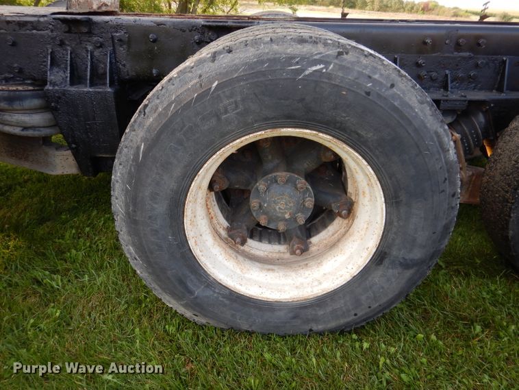 image for item KA9367 1997 Ford LT8000  truck cab and chassis