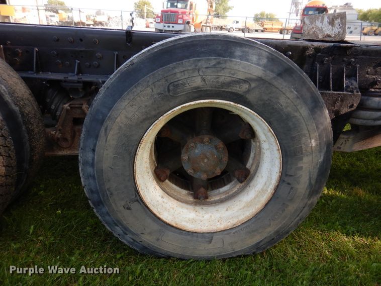 image for item KA9367 1997 Ford LT8000  truck cab and chassis