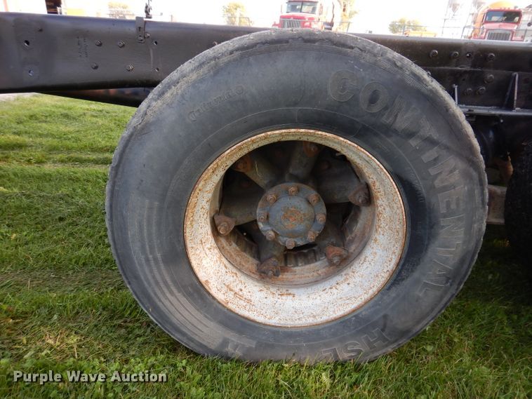 image for item KA9367 1997 Ford LT8000  truck cab and chassis