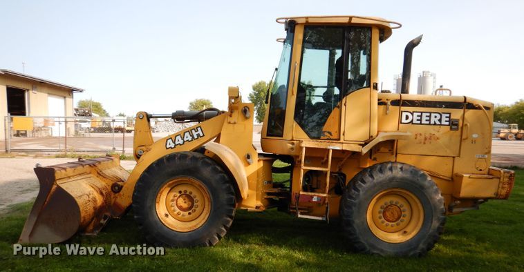 image for item KA9369 1997 John Deere 444H  wheel loader