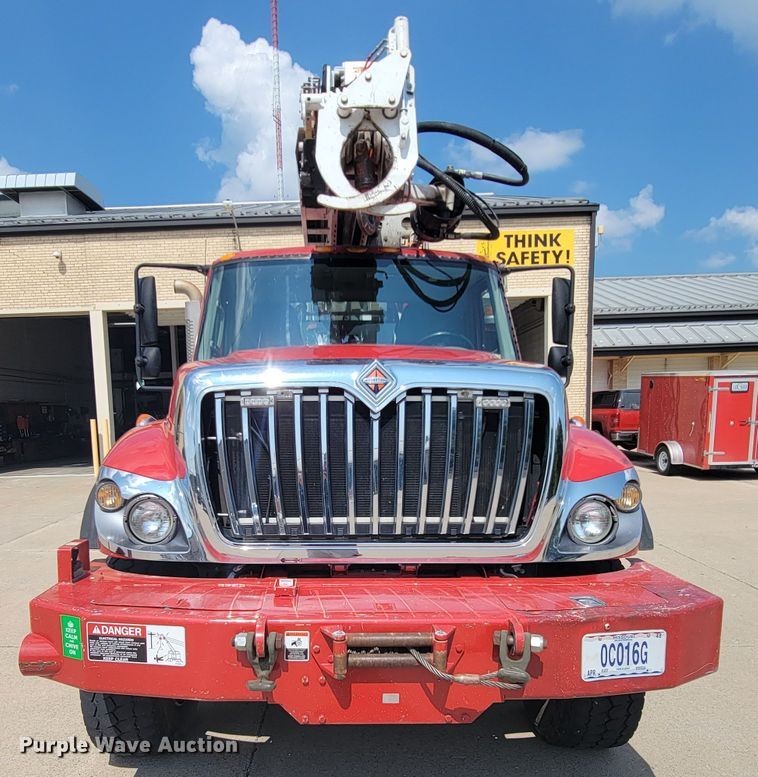 image for item KD9491 2012 International 7400  digger derrick truck