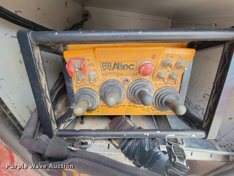 image for item KD9491 2012 International 7400  digger derrick truck