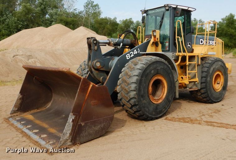 image for item KI9662 2005 John Deere 824J  wheel loader