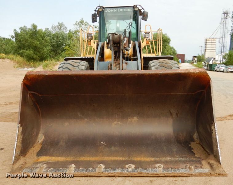 image for item KI9662 2005 John Deere 824J  wheel loader
