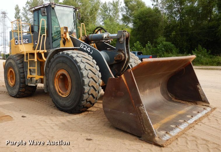 image for item KI9662 2005 John Deere 824J  wheel loader
