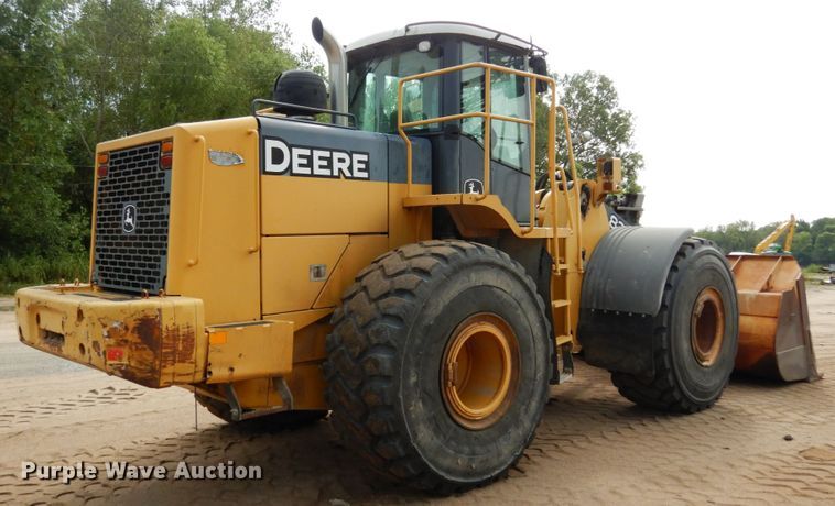 image for item KI9662 2005 John Deere 824J  wheel loader