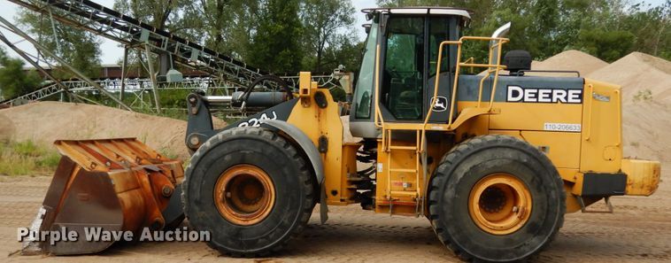image for item KI9662 2005 John Deere 824J  wheel loader