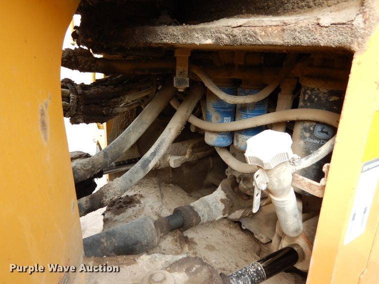 image for item KI9662 2005 John Deere 824J  wheel loader