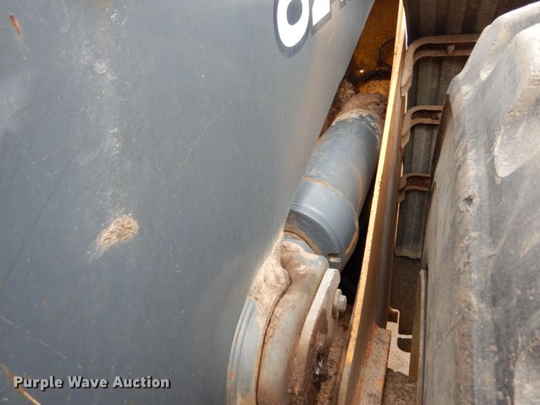 image for item KI9662 2005 John Deere 824J  wheel loader