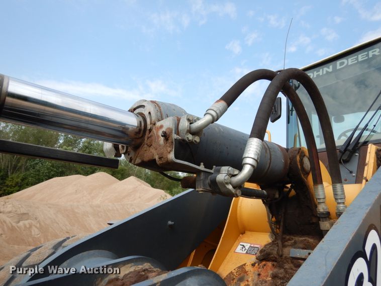 image for item KI9662 2005 John Deere 824J  wheel loader