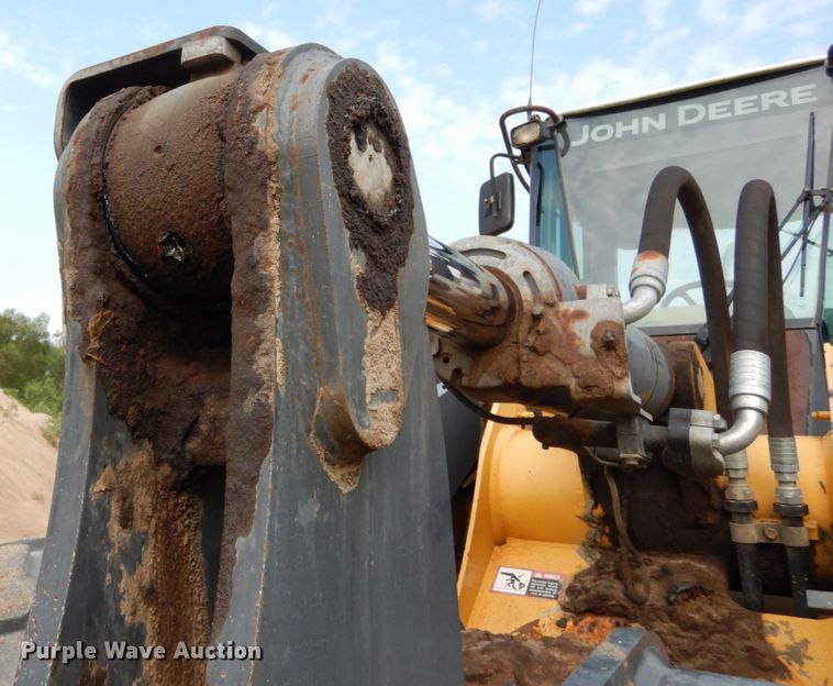 image for item KI9662 2005 John Deere 824J  wheel loader