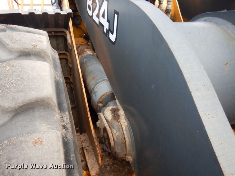 image for item KI9662 2005 John Deere 824J  wheel loader