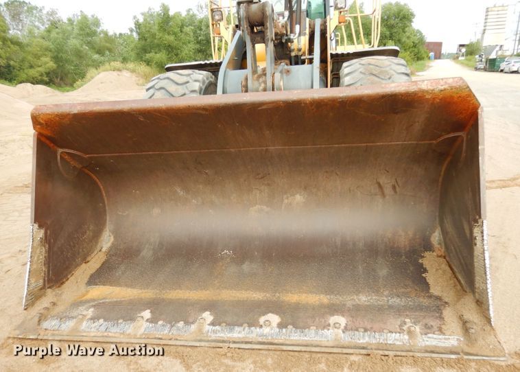 image for item KI9662 2005 John Deere 824J  wheel loader