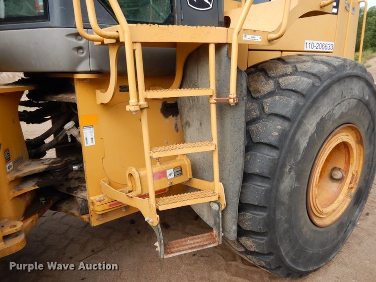image for item KI9662 2005 John Deere 824J  wheel loader