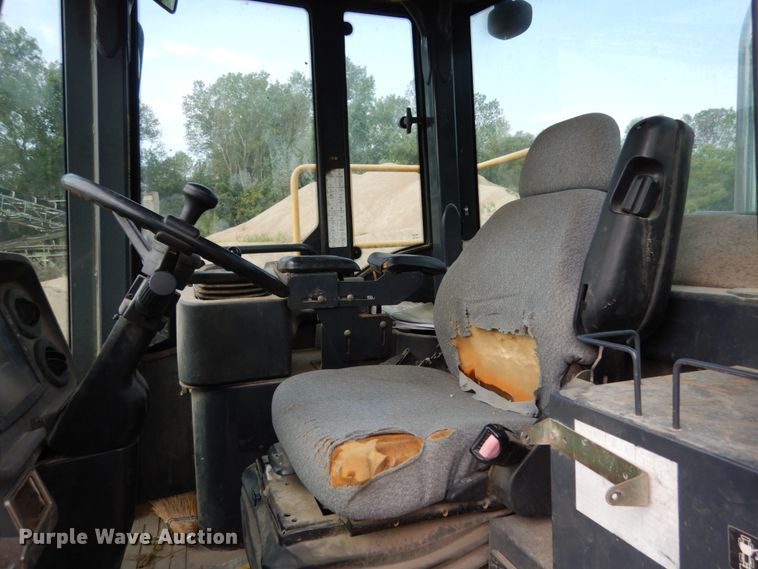 image for item KI9662 2005 John Deere 824J  wheel loader