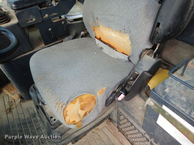 image for item KI9662 2005 John Deere 824J  wheel loader