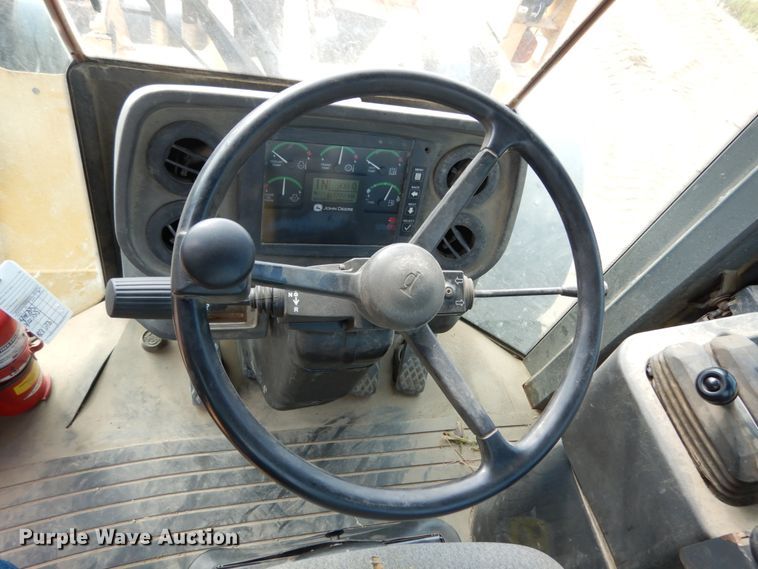 image for item KI9662 2005 John Deere 824J  wheel loader